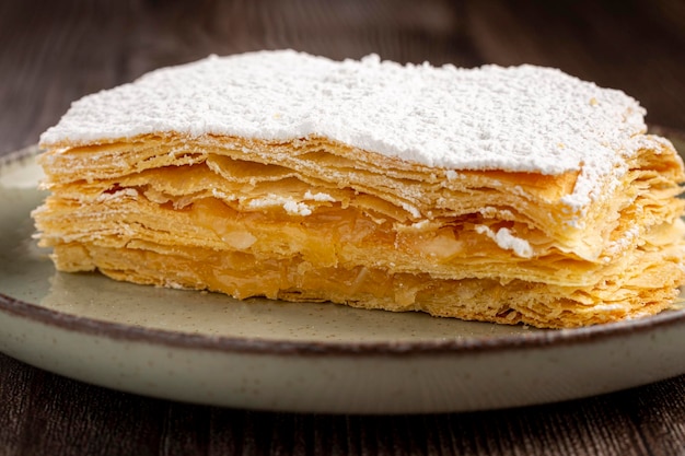 Mille feuille dessert op het bord