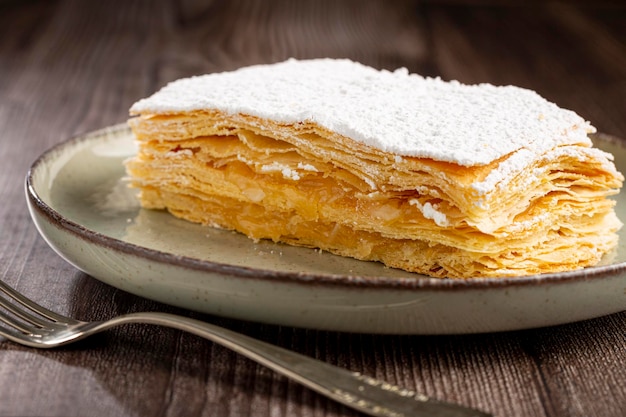 Mille feuille dessert op het bord