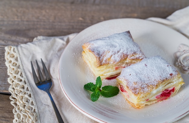 Foto mille-feuille met verse kersen