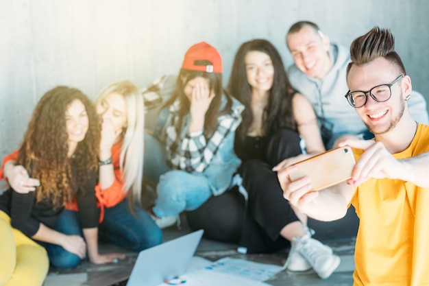 бизнес-команда миллениалов, работающая вместе. разнообразная молодежная группа, сидящая на полу.