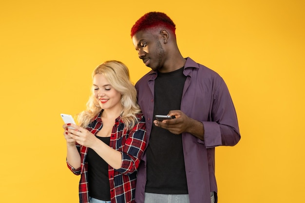 Millennial paar gadget entertainment mobiele technologie surfen op internet gelukkige multiraciale vrienden