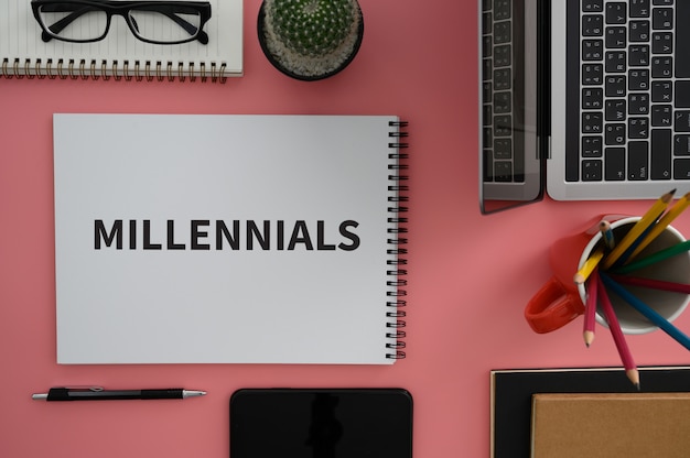 Millennials concept business team handen aan het werk met financiële rapporten en een laptop