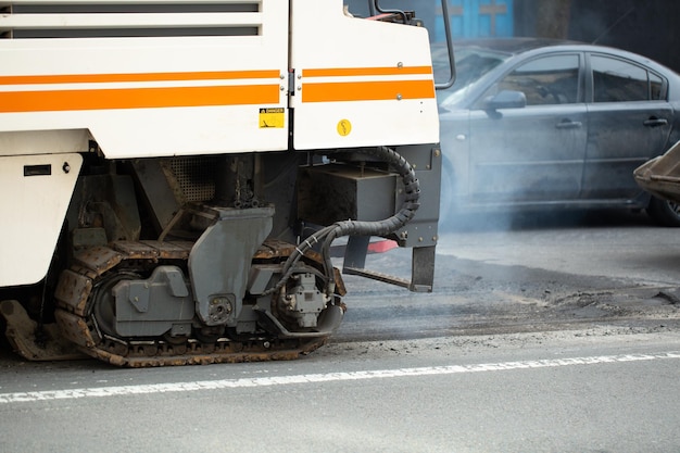 Milling of asphalt for road reconstruction