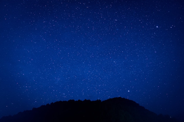 Milioni di stelle brillano nel cielo di oscurità nel bellissimo sfondo della natura.