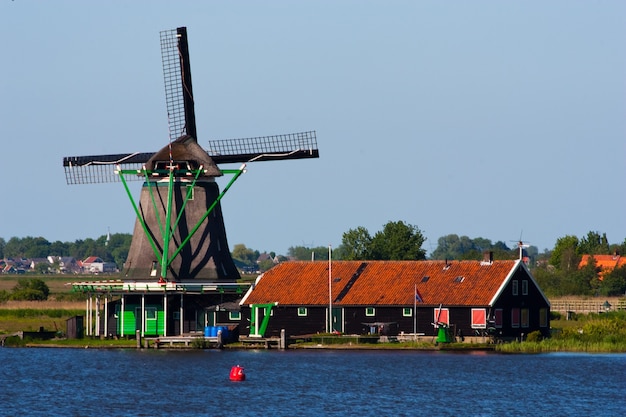 写真 国の伝統的で直接的なランドマークであるオランダの製粉所