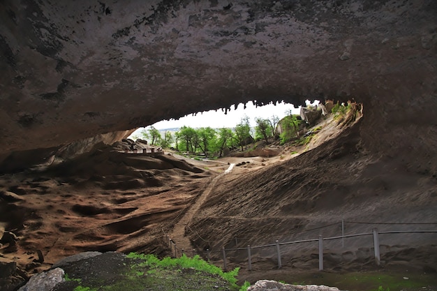 칠레 파타고니아의 토레스 델 페인 국립 공원에있는 밀로 돈 동굴