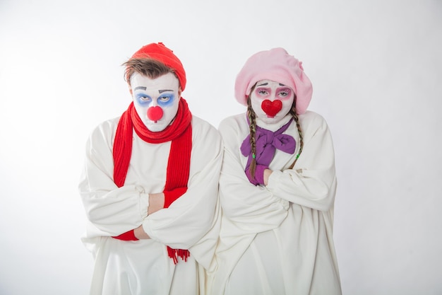 Photo mime boy and mime girl show emotions sadness