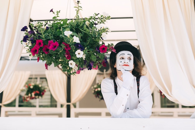 Mime denken in een balkon