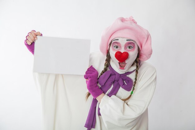 Foto mime-meisje met een wit bord voor de inscriptie