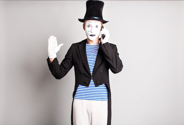 Foto mime met smartphone. concept van april fools day.