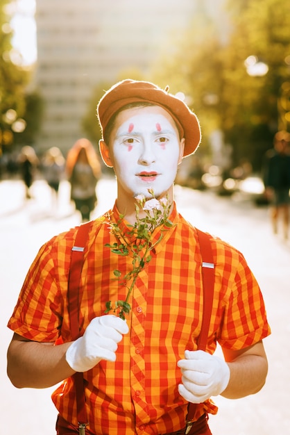 Mime op straat te wachten om zijn geliefde te ontmoeten