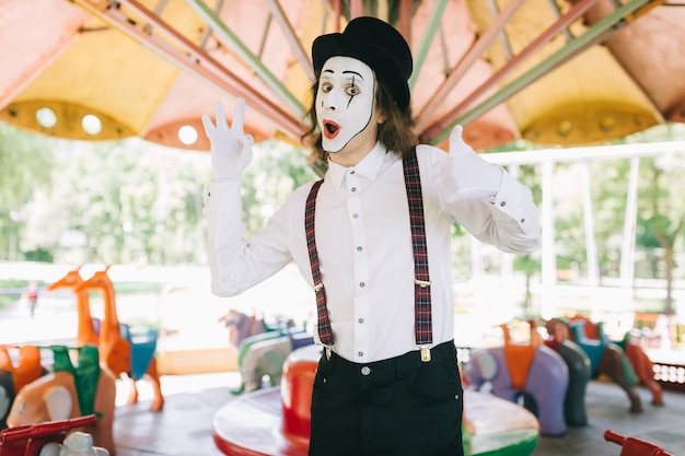 Mime poseren in een carrousel