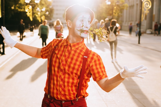 彼の恋人と会うのを待っている通りのMime