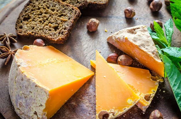 Mimolette met hazelnoten