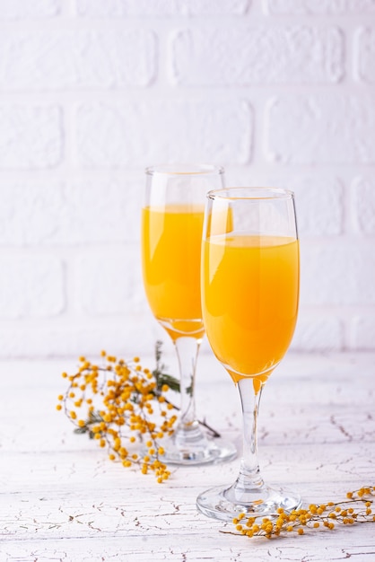 Mimosacocktail met sinaasappelsap