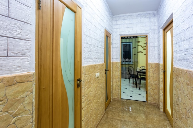 MIMSK 벨로루시 2020년 6월 비싼 아파트 복도의 현대적인 현관에 있는 문
