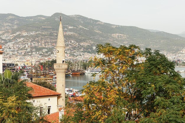 Photo minaret among houses in alanya city