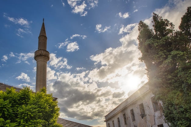 Foto minareto e cielo nuvoloso vista nella famosa città di mosta