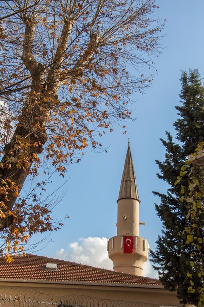 Foto minaret gemaakt van steen in de ottomaanse tijd moskeeën in zicht