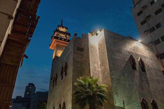 Minaret-uitzicht op de moskee tegen de avond in de oude stad Jeddah, Saoedi-Arabië