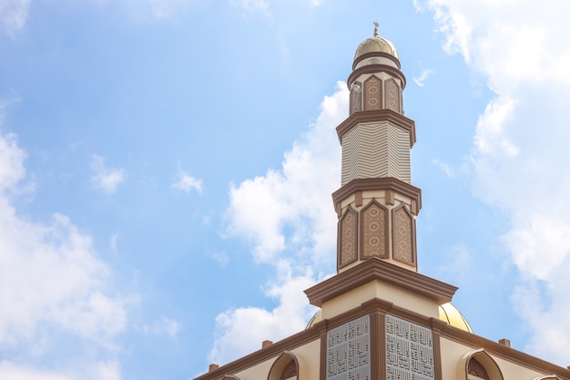 Minaret van de moskee met blauwe hemelachtergrond