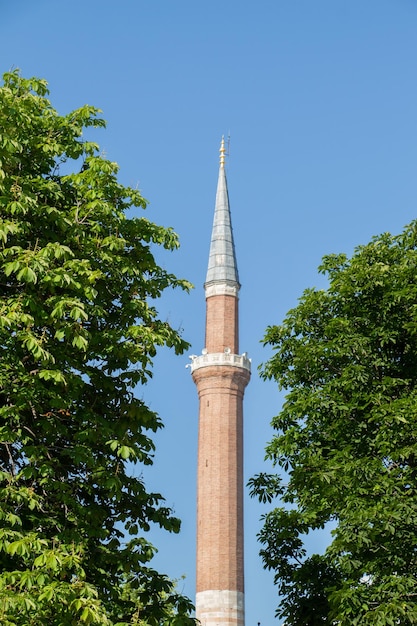 Foto minaret van de moslimmoskee religie islam toerisme en reisconcepten