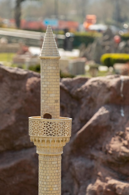 Minaret van een moskee in Miniaturk park in Istanboel Silhouetten van Moskee