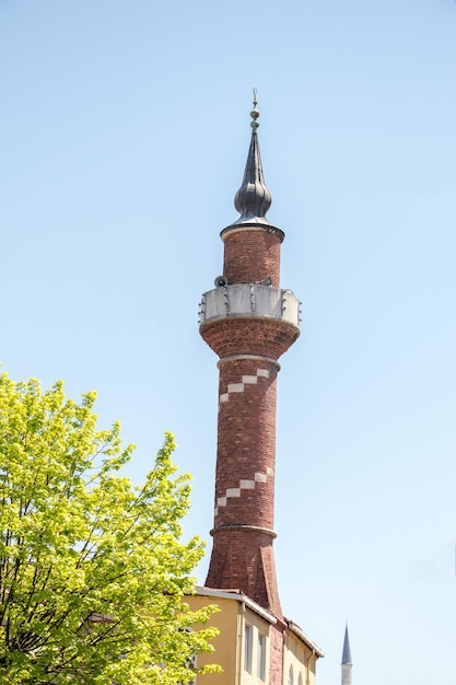 Minaret van een moskee in Ottomaanse stijl