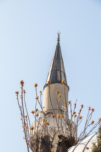 Minaret van een moskee in Ottomaanse stijl