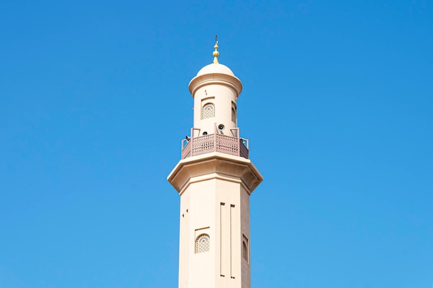 Minaret van een moskee van islamitische islamitische cultuur minaretten blauwe hemel historische traditionele minaret