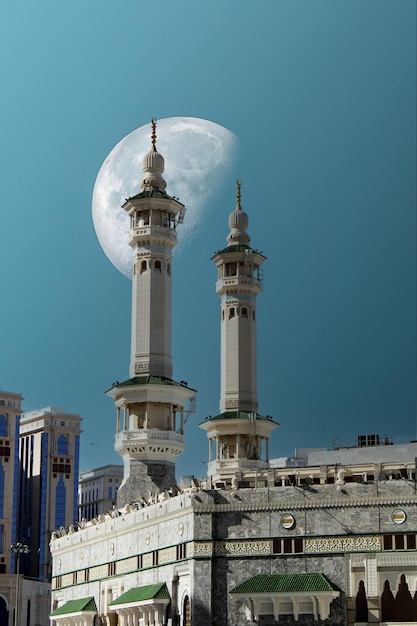 Foto i minareti della kaaba della mecca con il cielo incredibile della luna