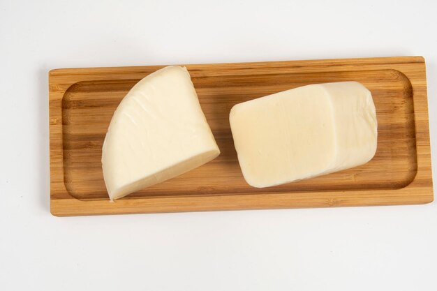 Foto mina formaggio a metà su un vassoio di bambù vista dall'alto