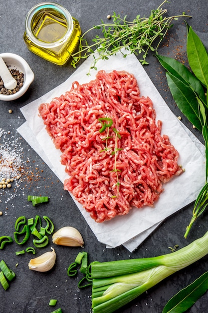 ミンス黒い背景に料理の食材とひき肉。牛肉のひき肉