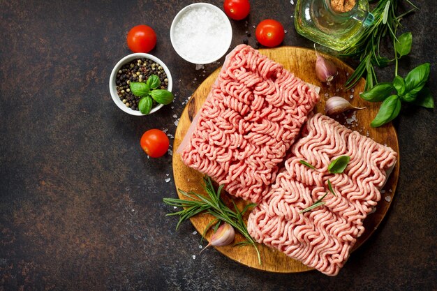 Фото Мясо говядины и свинины на режущей доске сырое мясо и различные специи