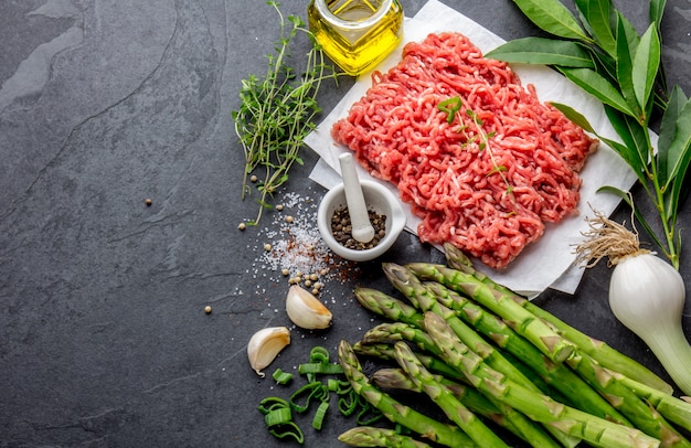 Minced beef meat with asparagus and onion