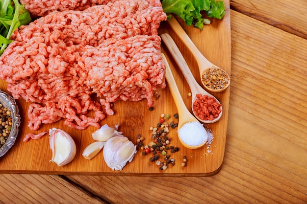 写真 牛肉のひき肉とバジルの葉