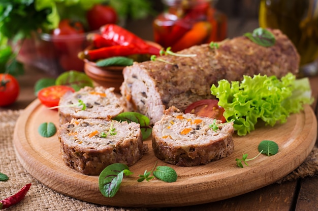 Photo minced meat loaf roll with mushrooms and carrots