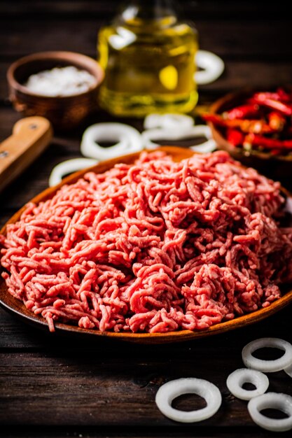 Minced meat on a plate with onion rings