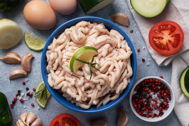 Minced meat with spices and lime