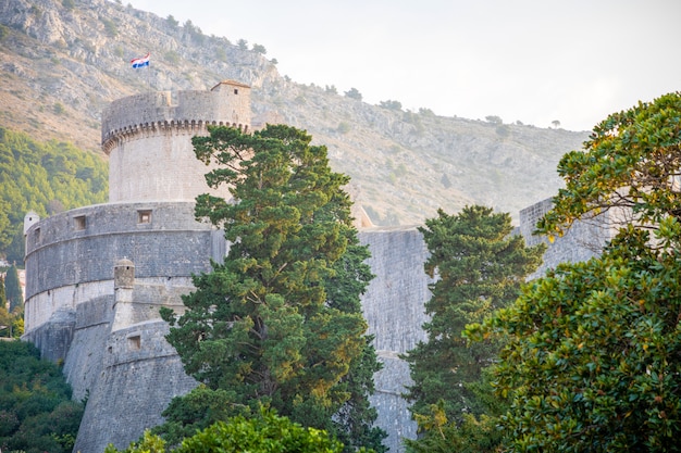 Mincetatoren en de middeleeuwse oude stadsmuren van Dubrovnik in zonsondergangtijd, Kroatië