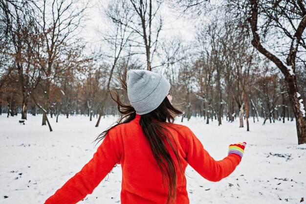 Mente salute mentale disturbo affettivo stagionale invernale triste durante i mesi invernali ragazza sola rilassante