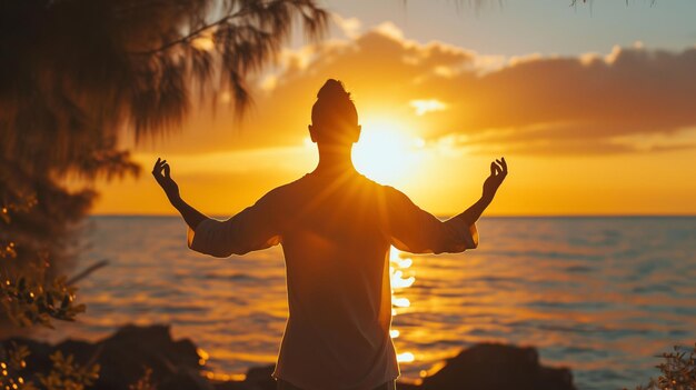MindBody ConnectionEen man in een yogahouding staat op het strand met een zonsondergang op de achtergrond