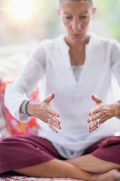 Foto mindful vrouw mediteert verbeterde mentale focus