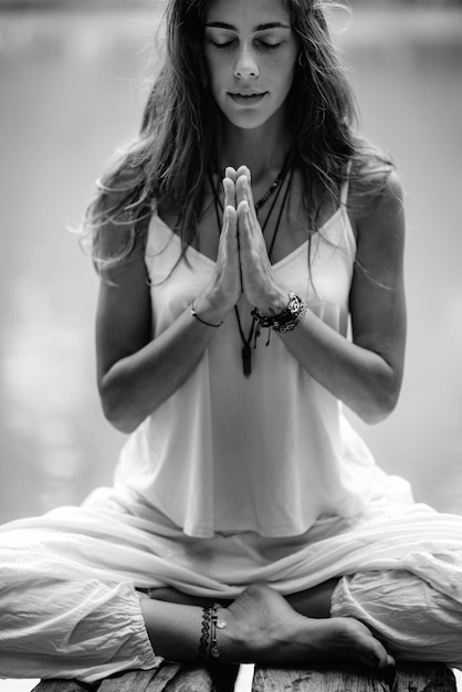 マインドフルネスと瞑想 ヨガ 女性の手は祈りの姿勢で