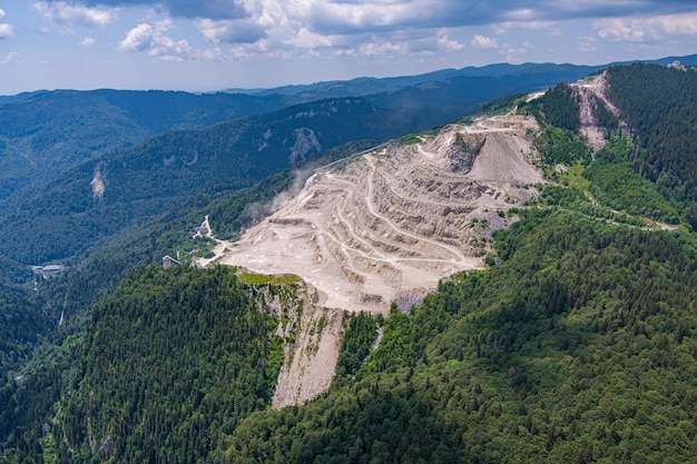 上から鉱山