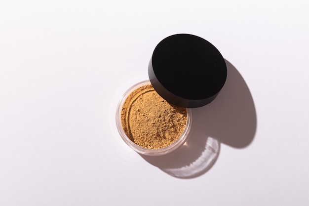 Photo mineral powder foundation isolated on a white background ecofriendly and organic beauty products