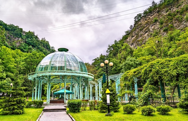 Il padiglione dell'acqua minerale nel central park di borjomi in georgia