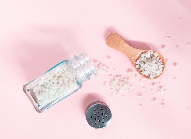 Photo mineralrich sea coarse salt on a pink background salt harvested in the marshes of the le de r in