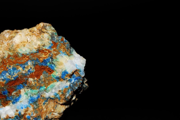 Foto minerali azzurrite e malachite con dettaglio magnsesit