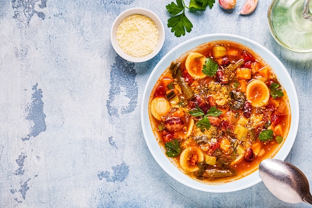 Minestrone, Italiaanse groentesoep met pasta en bonen. Bovenaanzicht